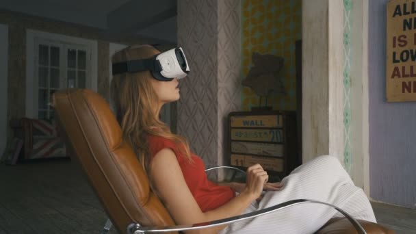 Γυναίκα, online αγορές, Vr ακουστικά γυαλιά εικονικής πραγματικότητας στο σπίτι — Αρχείο Βίντεο