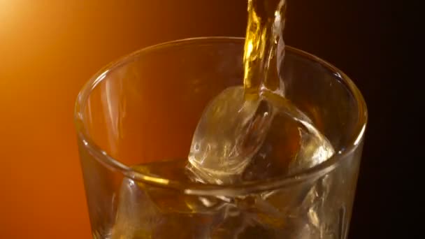 Nalil skotskou whisky s ledem, teplý večerní atmosféra, — Stock video