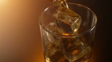 cam yansıması, sıcak akşam atmosferi ile viski dökme barmen,