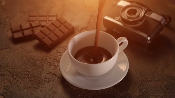 チョコレート ・ バーとテクスチャ テーブルにレトロなカメラで白いカップ — ストック動画