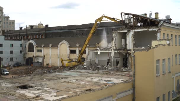 Excavatrice détruit vieux bâtiment . — Video