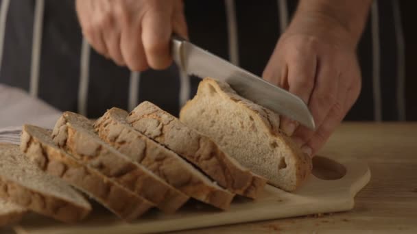 Schneiden eines selbstgebackenen Brotes — Stockvideo