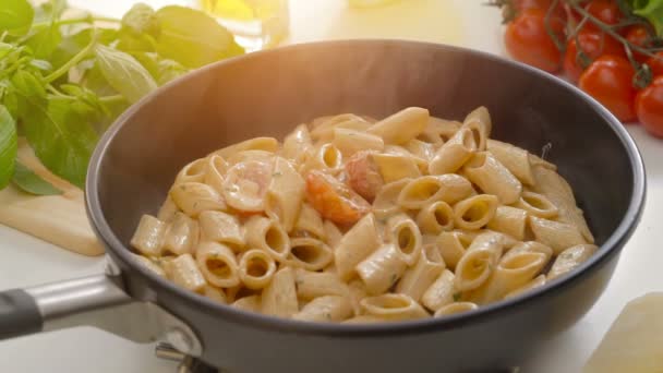 Heiße Penne-Nudeln mit Tomatensauce in einer Pfanne mit Dampf — Stockvideo