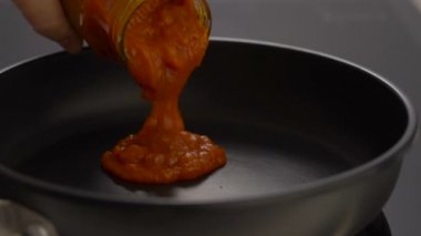 domates soslu makarna, siyah tavada pişirme için