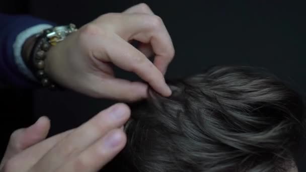 Mężczyzna fryzjer sprawia, że stylizacja włosów z żelem do włosów za pomocą rąk — Wideo stockowe