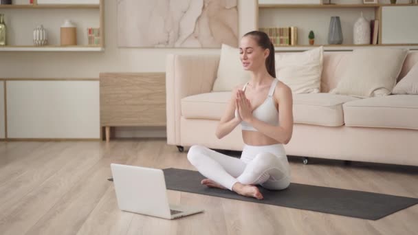 Jovem desportivo ajuste estudante de ioga magro faz videochamada conferência em conversas de computador portátil com web tutor, professor on-line no bate-papo webcam remoto na tela. Webinar web cam educação conceito de terapia mental — Vídeo de Stock