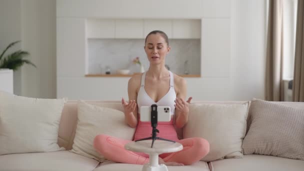 Spännande tusenårig vacker yogatränare influencer gör namaste tecken, gör andningsövningar, ber om stöd och prenumerera på personlig kanal, hälsovård och motion hemma koncept — Stockvideo