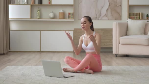 Vrouwelijk internet yoga leraar doet verre chat werken van thuis tot webcamera het maken van afstand online video conference call, webinar onderwijs, gezondheidszorg en lichaamsbeweging, mentale therapie concept — Stockvideo