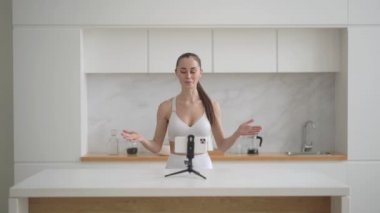 Heyecanlı güzel yoga eğitmeni namaste işareti yapıyor, nefes egzersizleri yapıyor, kişisel kanala, sağlık hizmetlerine ve ev konseptinde egzersiz ve destek istiyor.