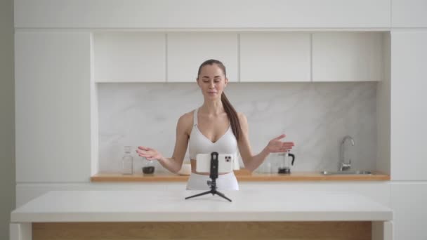 Opgewonden millennial mooie yoga trainer influencer maken namaste teken, doen ademhalingsoefeningen, vragen om ondersteuning en inschrijving voor persoonlijke kanaal, gezondheidszorg en lichaamsbeweging thuis concept — Stockvideo