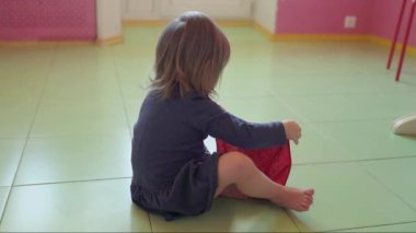 Şirin küçük kız temizlik yapıyor, beyaz kız evde yerleri siliyor, evi temizliyor..