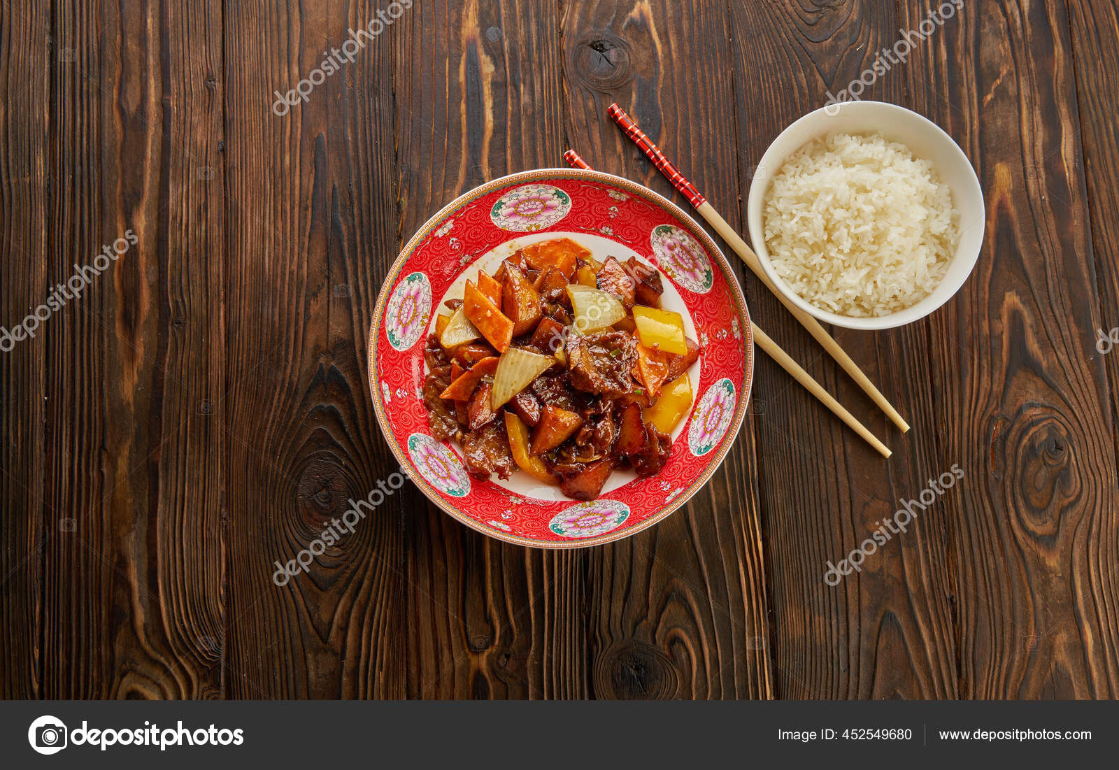 Çin mutfağı, tatlı ve ekşi domuz eti, dolma biber, soğan ve ananas ile