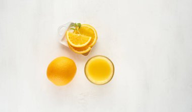 Beyaz arka planda taze turuncu manzaralı portakal suyu.