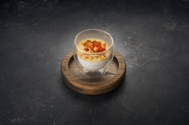 Bardakta sağlıklı vejetaryen tatlı, puding ve koyu arkaplanda taze incir.