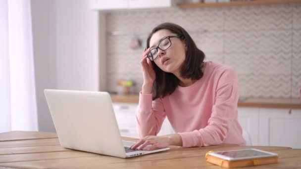 Stressad overworked blandras affärskvinna som arbetar hemifrån ta av glasögon känns ögon ansträngd utmattad från bärbar dator. Trött asiatisk frilansare lider av huvudvärk smärta, distansarbete koncept — Stockvideo