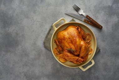 Fırında pişirilmiş limonlu ve biberiyeli ev yapımı tavuk. Kopyalama alanı olan üst görünüm