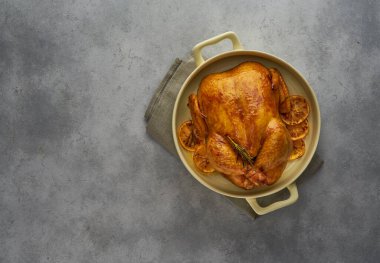 Fırında pişirilmiş portakallı ve biberiyeli tavuk. Kopyalama alanı olan üst görünüm