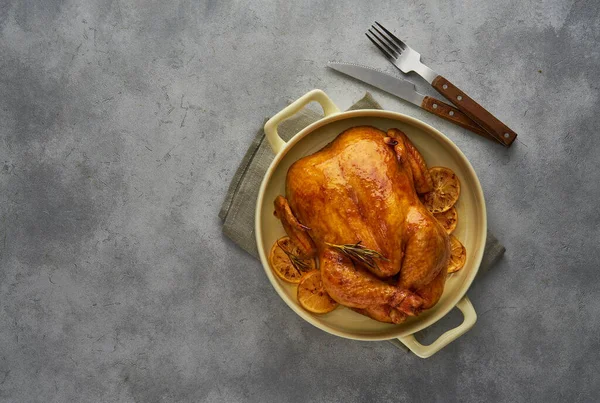 Fırında pişirilmiş limonlu ve biberiyeli ev yapımı tavuk. Kopyalama alanı olan üst görünüm