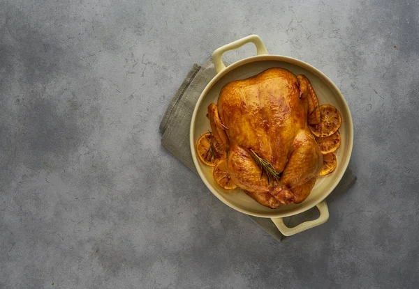 Fırında pişirilmiş portakallı ve biberiyeli tavuk. Kopyalama alanı olan üst görünüm