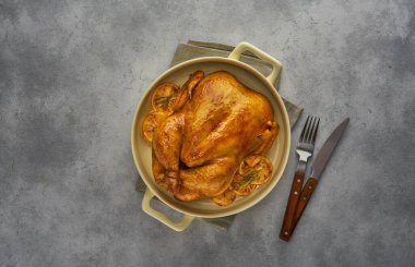 Fırında pişirilmiş limonlu ve biberiyeli ev yapımı tavuk. Kopyalama alanı olan üst görünüm