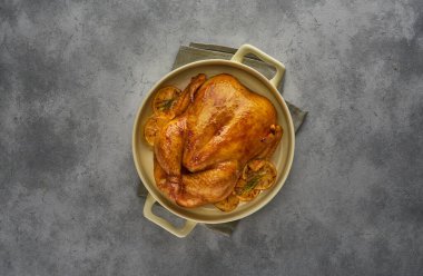 Fırında pişirilmiş limonlu ve biberiyeli ev yapımı tavuk. Kopyalama alanı olan üst görünüm