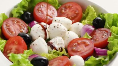 Taze ev yapımı vejetaryen salatasına balzamik sirke sosu dök. Mozarella peyniri ve domatesli sağlıklı sebze salatası, sağlıklı öğle yemeği, temiz beslenme, diyet vegan gıda konsepti.