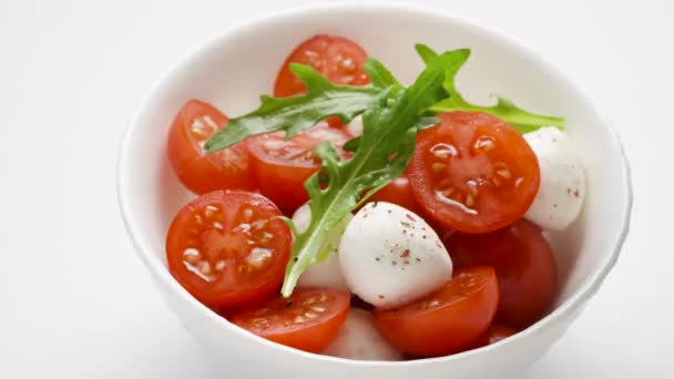 Öntsön olívaolajat friss házi Caprese salátára. Egészséges vegetáriánus saláta mozzarella sajttal és cseresznye paradicsommal, egészséges ebéd, tiszta bio táplálkozás, diéta vegán ételek koncepciója — Stock videók