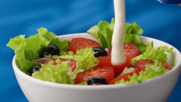 Verter salsa aderezo sobre ensalada vegetariana fresca orgánica mixta casera. Cocinar ensalada de verduras saludables con tomates cherry, almuerzo saludable, alimentación ecológica limpia, dieta concepto de alimentos veganos — Vídeo de stock