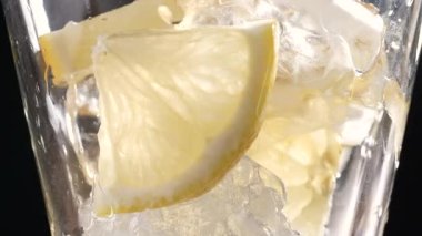 Buzlu ve dilimlenmiş limonlu cam bardağa taze buzlu çay dökmek. Detoksifikasyon için sağlıklı ferahlatıcı limonata, tatlı tatlı meşrubat ya da yaz zamanı için soğuk aromalı içecek yavaş çekimde.