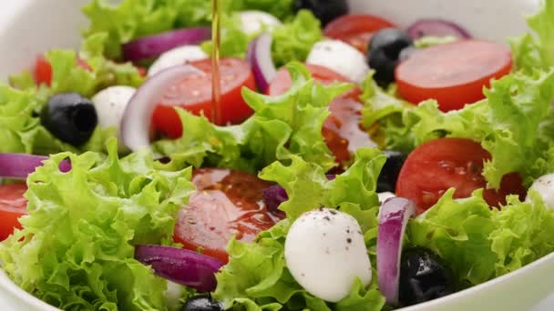 Nalijte olivový olej na čerstvý domácí vegetariánský salát. Vaření zdravý zeleninový salát s mozzarella sýrem a cherry rajčaty, zdravý oběd, čisté organické výživy stravování, dieta vegan food koncept — Stock video