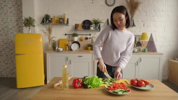Ung asiatisk kvinna matlagning i köket hemma, blandras flicka förbereda hälsosam middag — Stockvideo