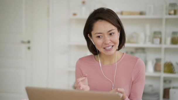 Gyönyörű kevert faj ázsiai üzletasszony segítségével video konferencia hívás laptop beszélni webkamera online chat, nő dolgozik otthonról, online konferencia során coronavirus covid 19 karantén — Stock videók