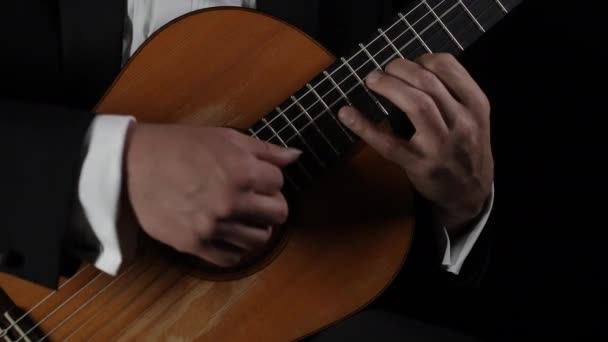 El guitarrista toca magistralmente la guitarra acústica clásica, los acordes de aprendizaje del hombre, el instrumento de cuerda autodidacta. Músico profesional interpretando melodía, mostrando una excelente técnica musical. — Vídeo de stock