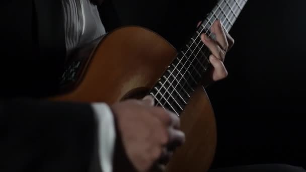 El guitarrista toca magistralmente la guitarra acústica clásica, los acordes de aprendizaje del hombre, el instrumento de cuerda autodidacta. Músico profesional interpretando melodía, mostrando una excelente técnica musical. — Vídeos de Stock