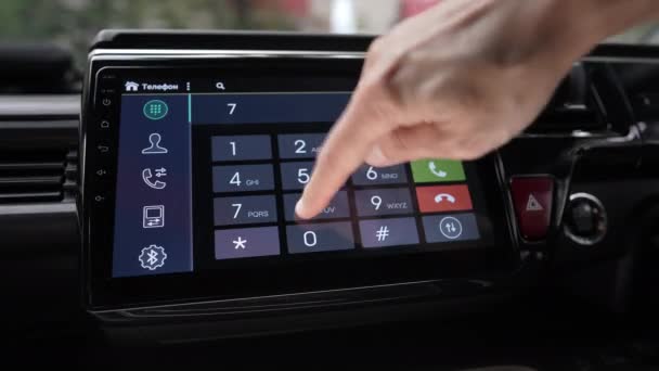 Numéros de cadran de doigt d'homme dans le tableau de bord numérique en utilisant le système intelligent d'écran tactile multimédia de voiture, système stéréo audio d'écran tactile moderne, concept de transport et de véhicule, gros plan avec la mise au point sélective — Video