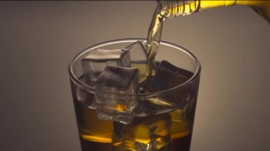 su beyaz zemin üzerine cam