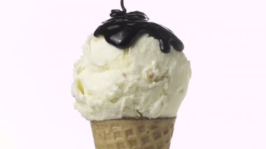 dondurma koni dökme ile Çikolatalı topping