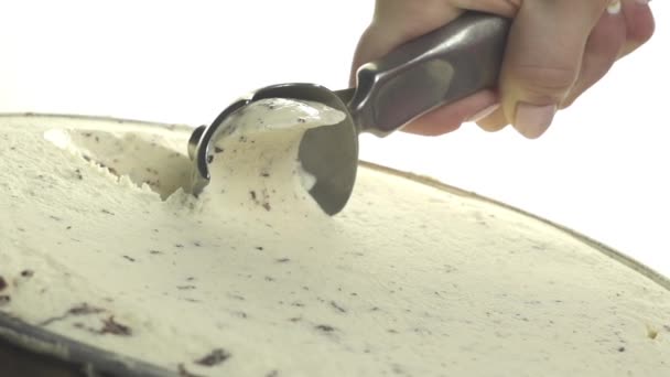 Ванільне морозиво викинуте з контейнера — стокове відео
