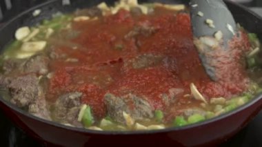 Kırmızı et sosu tavada kaynar