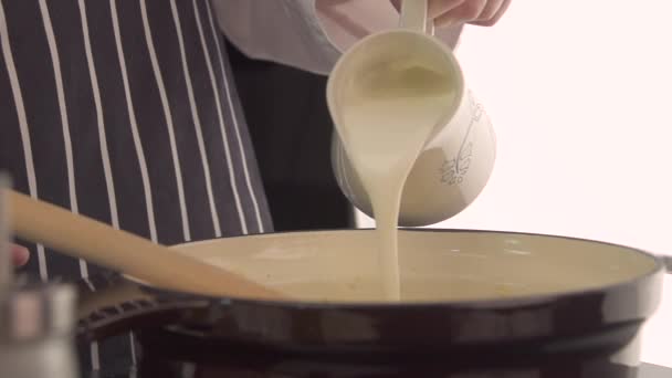 O cozinheiro derramando o creme — Vídeo de Stock