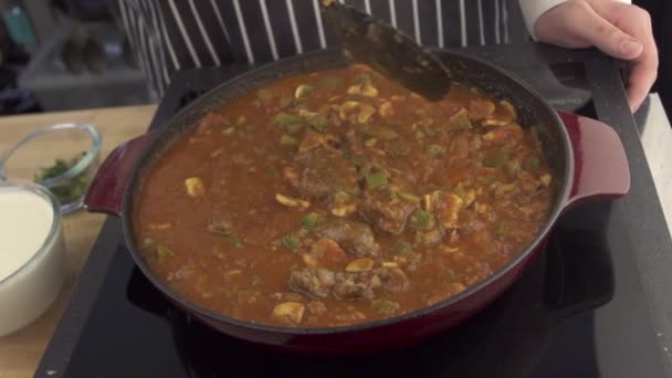 Red meat sauce boiling in the pan — Stock Video