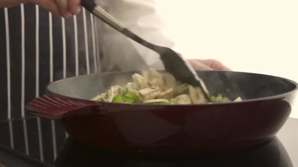 烹饪的切片的蘑菇 — 图库视频影像