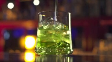 kokteyl bardağına döktü