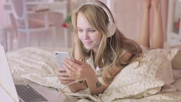 Young woman with headphones — Stock Video