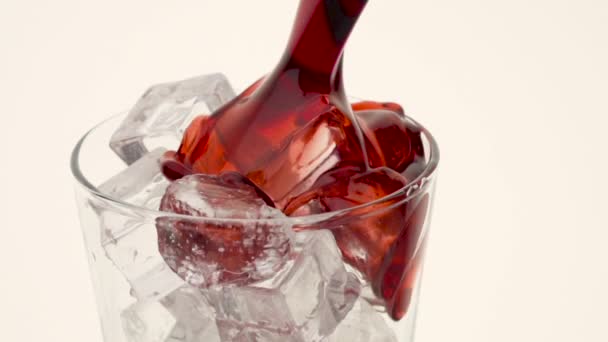 Червоний коктейль вливається в склянку — стокове відео