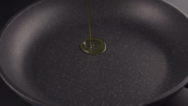 Pouring oil into frying pan — Stock Video