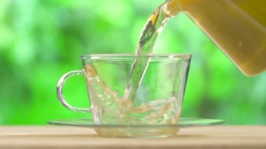 Aromatik çay cam fincan içine dökme