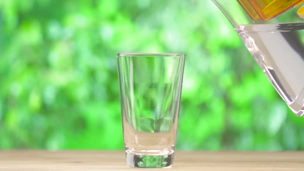 Agua clara que vierte del filtro de agua — Vídeo de stock