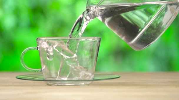 Horké kouřící vody nalil do poháru. — Stock video
