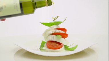 domates ve mozzarella ile dökme zeytinyağı